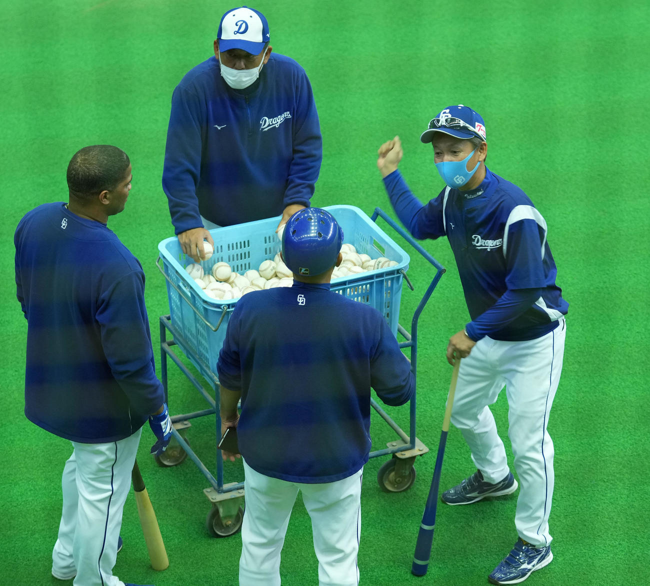 ビシエド（左）にアドバイスをする立浪監督、中央奥は中村コーチ（撮影・森本幸一）