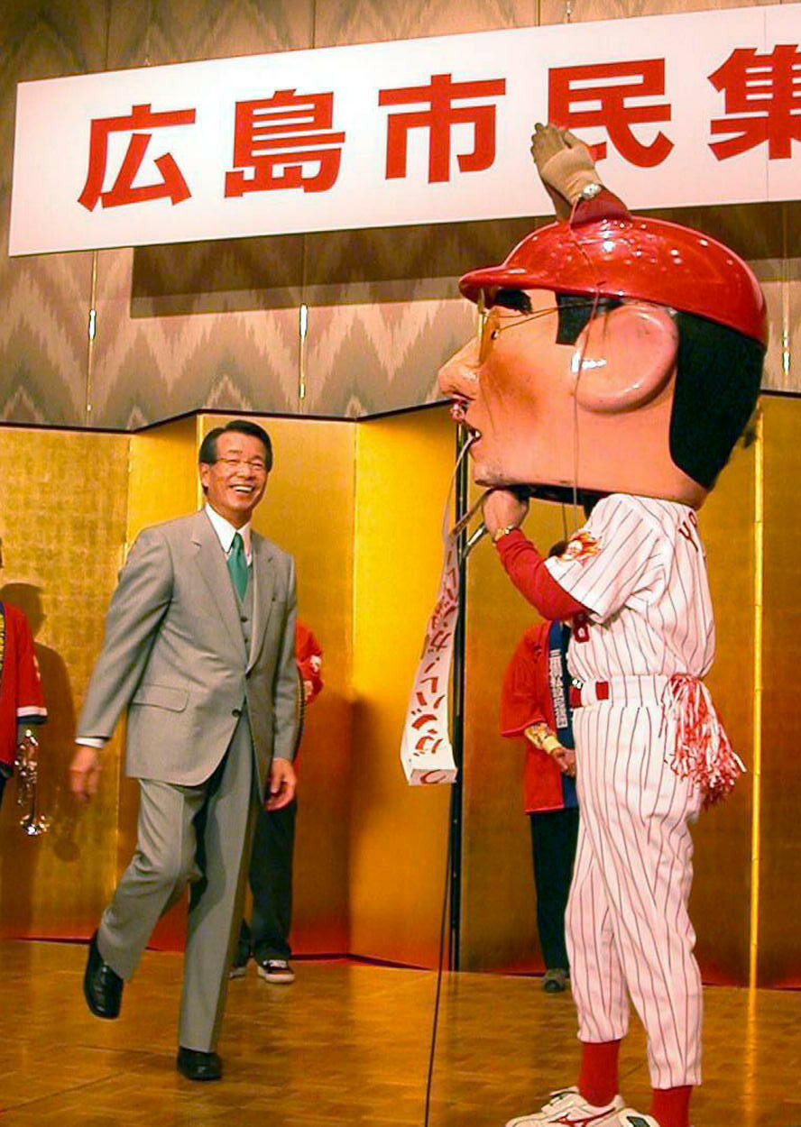 2003年1月15日　激励会で投球フォームを披露した古葉竹識氏