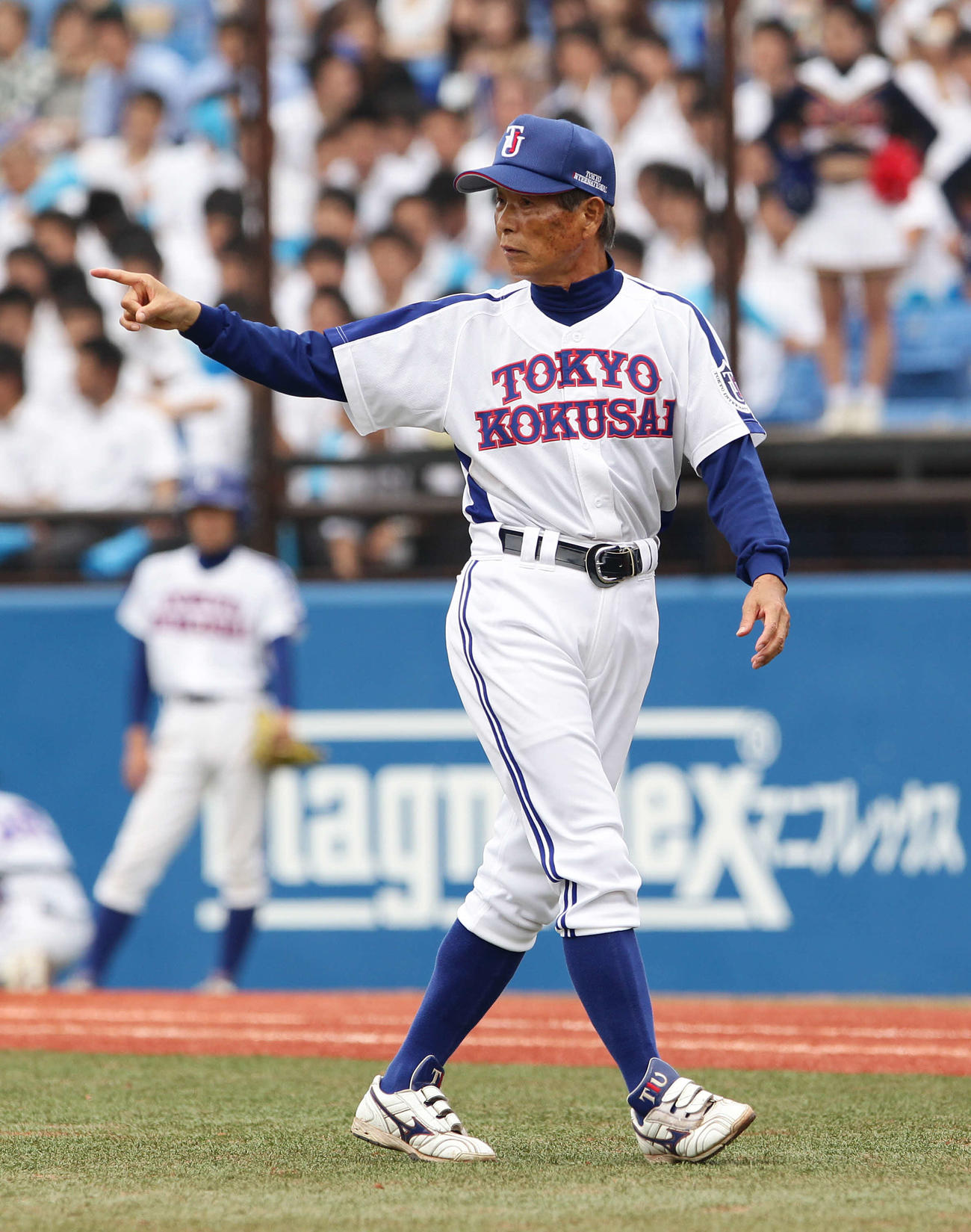 2011年6月11日　慶大対東京国際大　選手に指示を出す東京国際大・古葉監督
