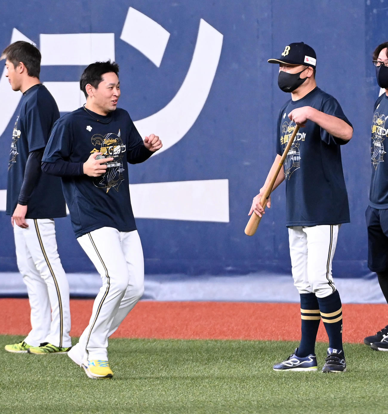21年11月10日、外野を走っていた宮城（左）を待ち構えていた中嶋監督