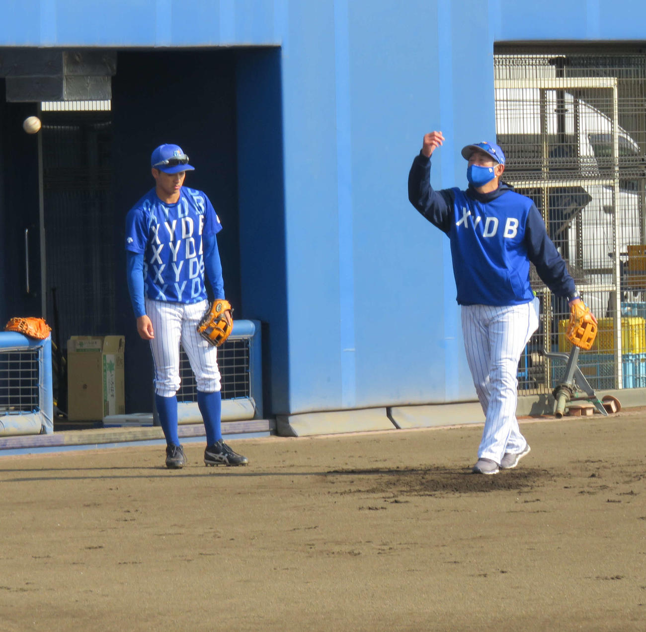 身ぶり手ぶりで森敬斗内野手（左）を指導するDeNA石井琢朗新コーチ