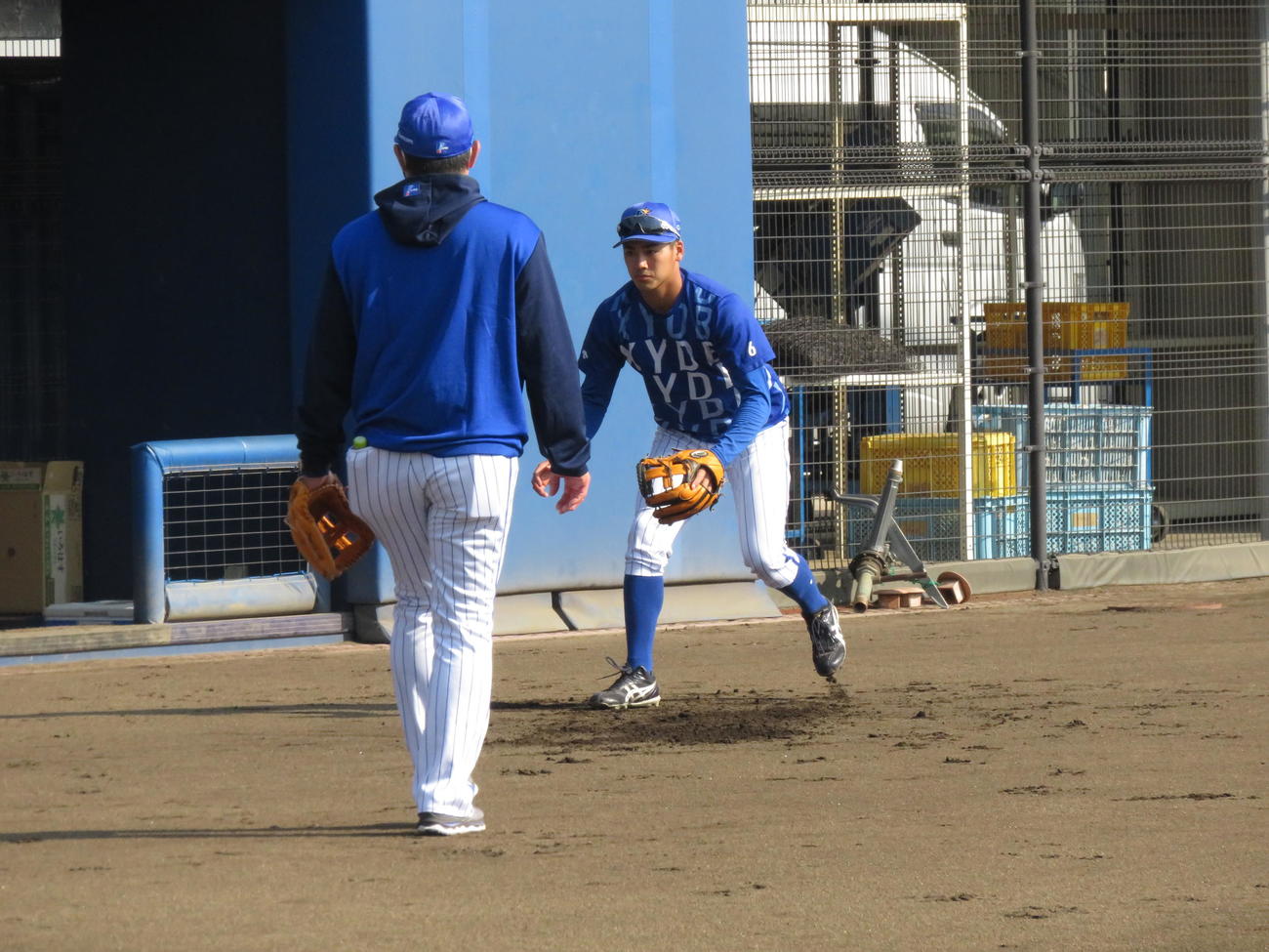 身ぶり手ぶりで森敬斗内野手（右）を指導するDeNA石井琢朗新コーチ