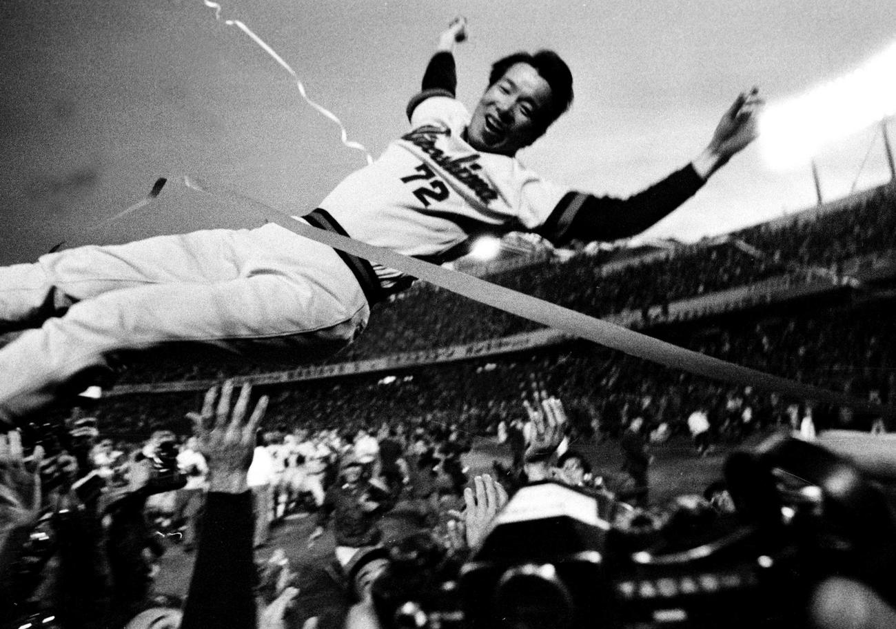 1975年10月、セ・リーグを制覇し、胴上げされる広島古葉竹識さん
