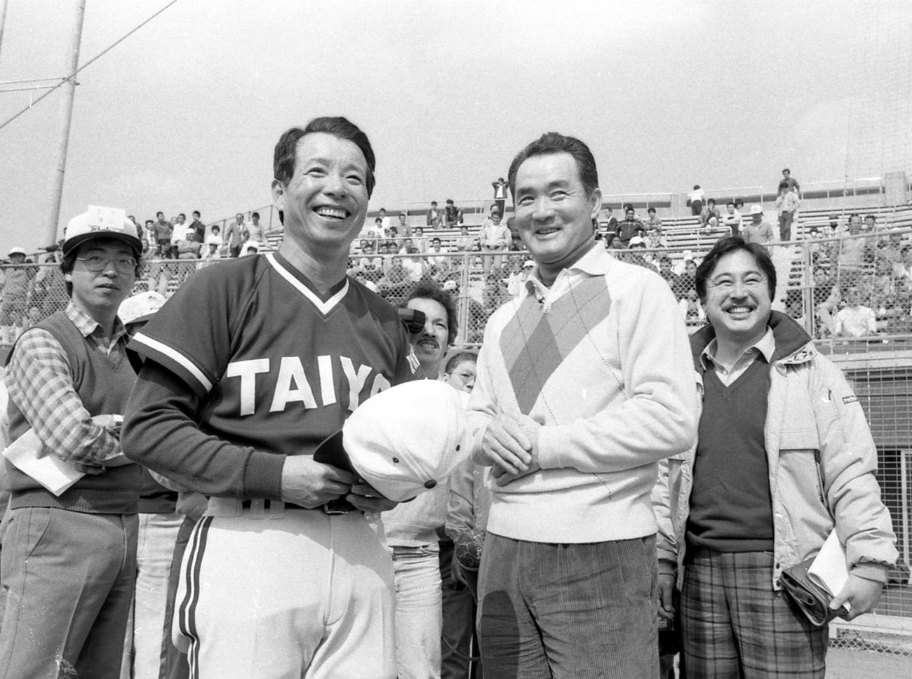 1987年2月、沖縄の横浜キャンプを訪れた長嶋茂雄氏（右）と談笑する監督の古葉竹識さん