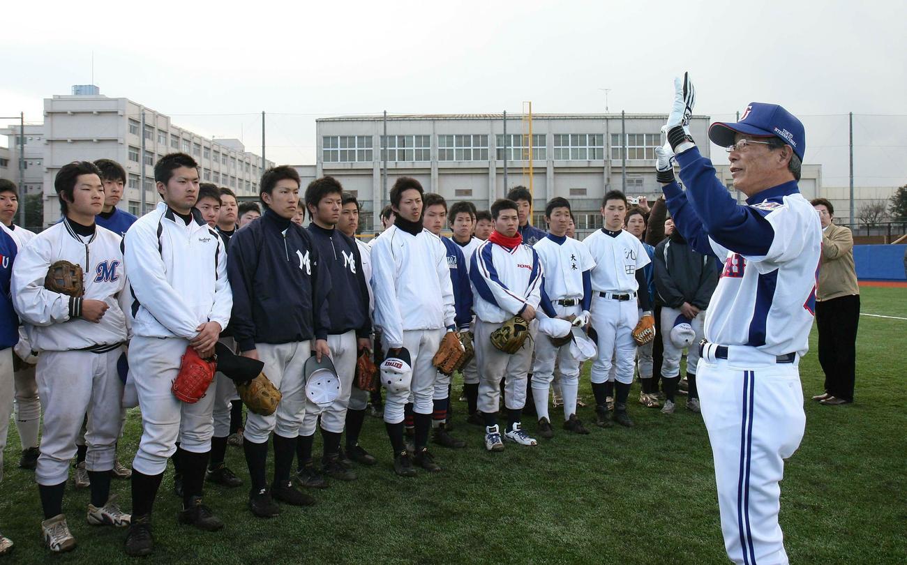 2008年2月、東京国際大の監督に就任しナインにあいさつする古葉竹識さん