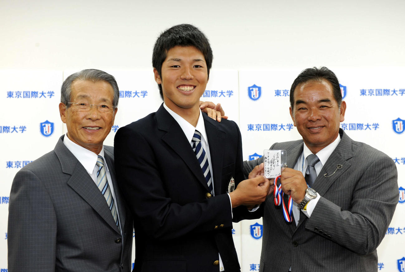 2011年11月、阪神4位に指名された東京国際大・伊藤（中央）、中尾スカウト（右）と笑顔を見せる監督の古葉竹識さん