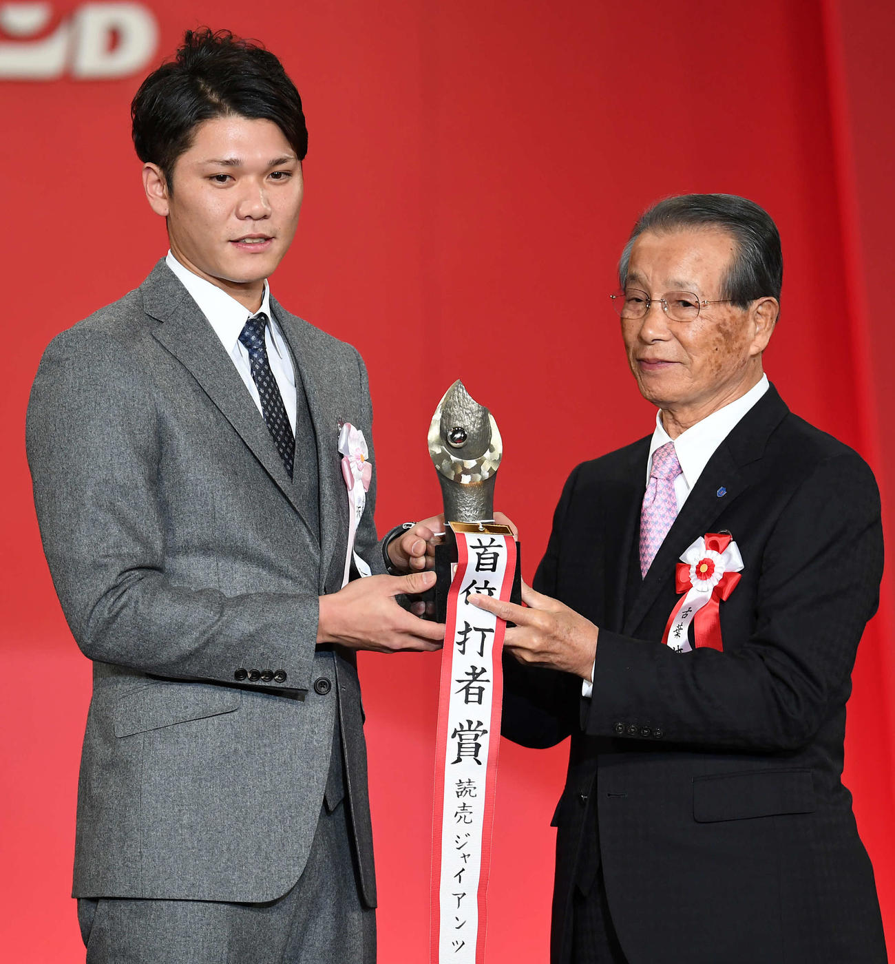 2016年11月、「NPB AWARDS 2016」で巨人坂本勇人（左）に首位打者賞のトロフィーを渡す古葉竹識さん