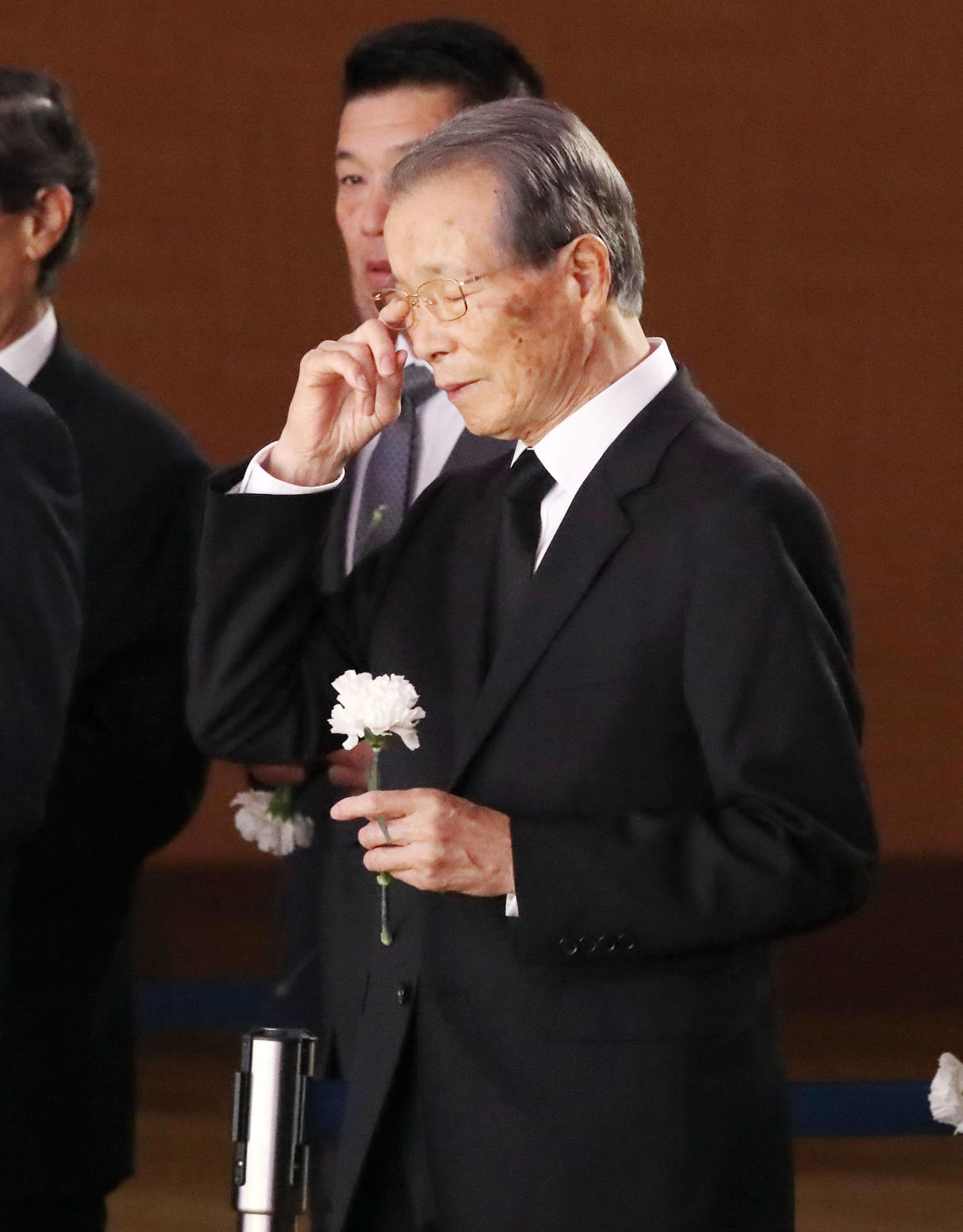2018年6月、衣笠祥雄氏お別れの会が行われ祭壇を前に涙を流す古葉竹識さん