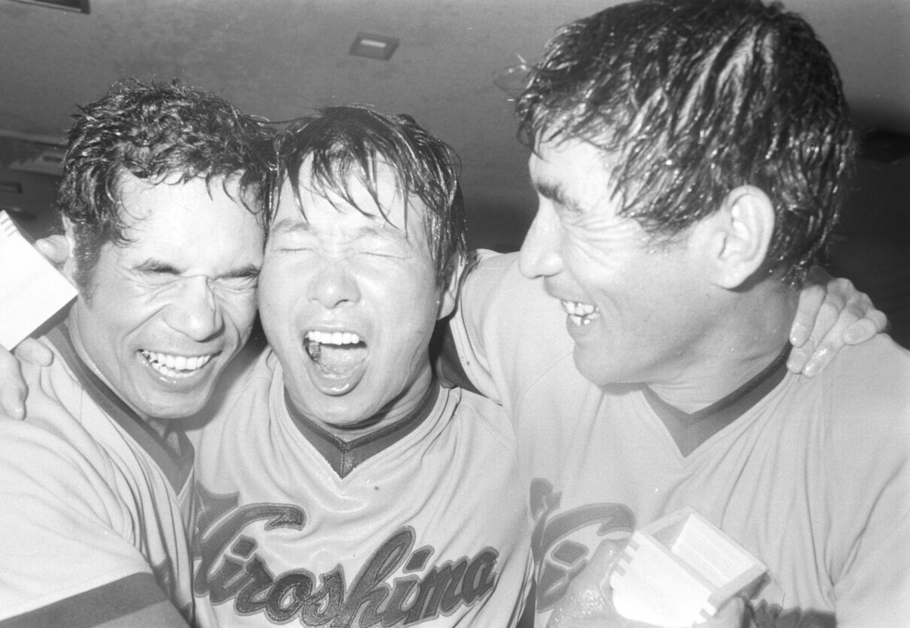 1975年10月、広島セ・リーグ優勝祝勝会　祝勝会で喜びを爆発させる、左から衣笠祥雄、古葉竹識監督、山本浩二