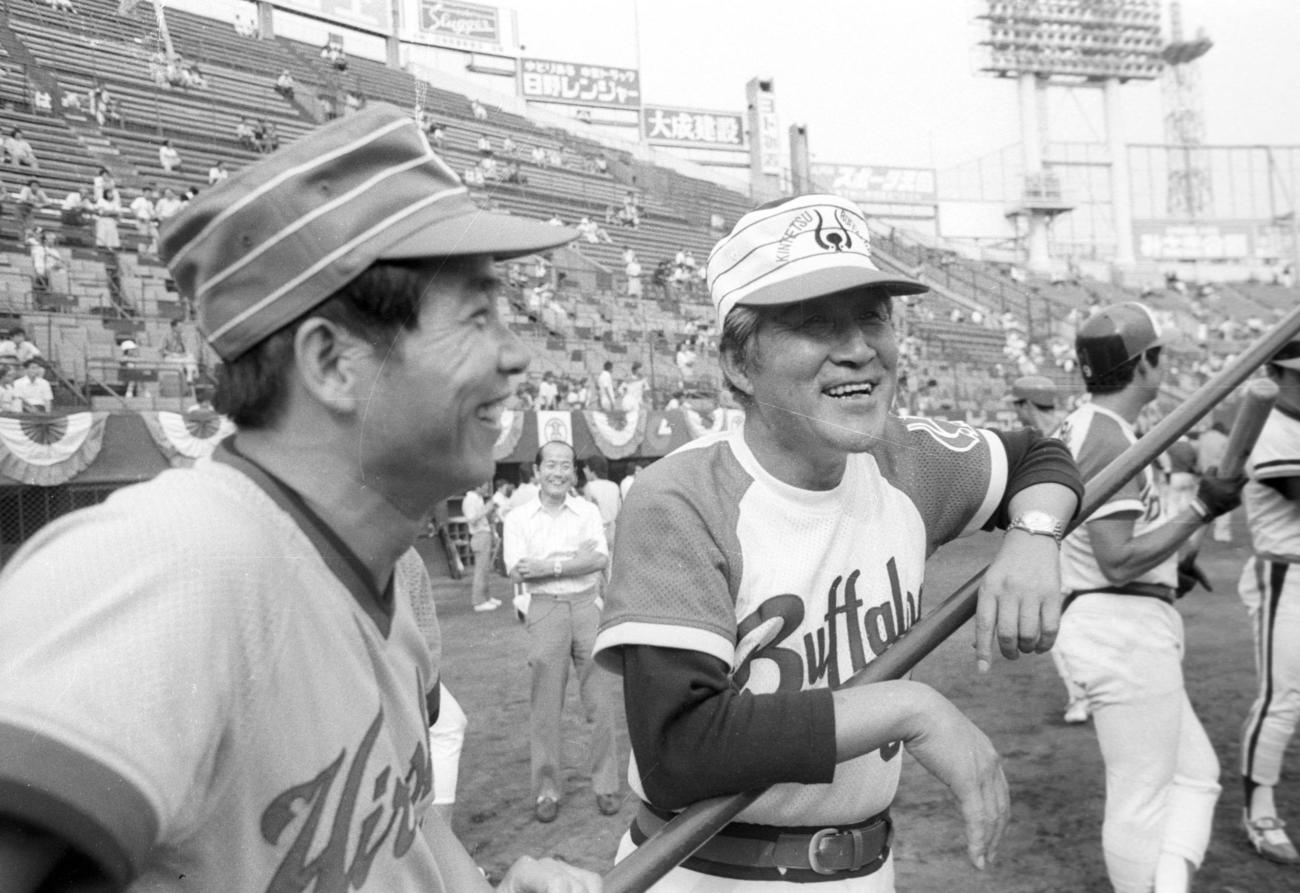 1979年7月、プロ野球オールスター第1戦　試合前に談笑する広島監督の古葉竹識さん（左）と近鉄監督の西本幸雄さん