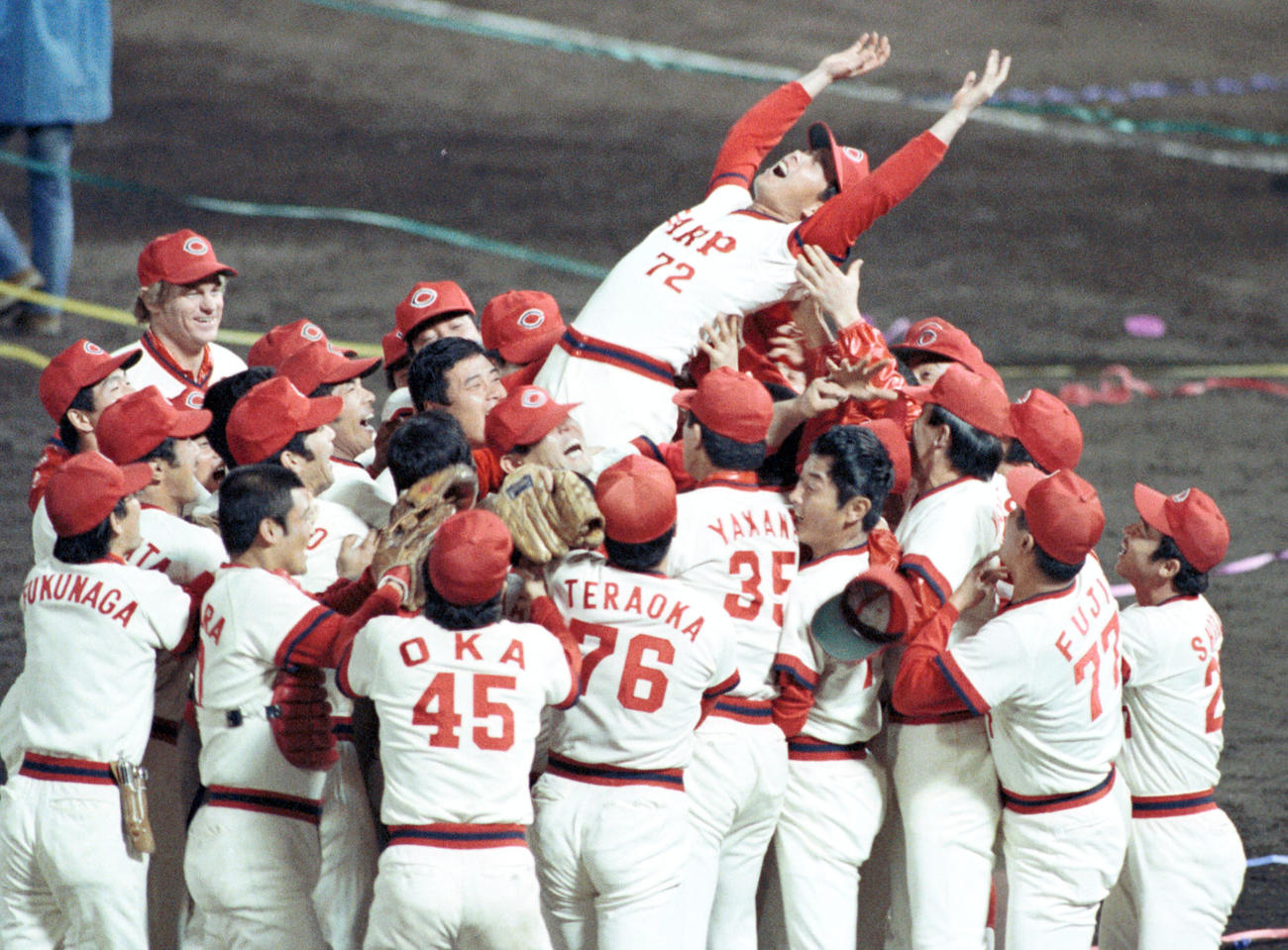 1979年10月、セ・リーグ優勝を決め広島ナインに胴上げされる古葉竹識さん