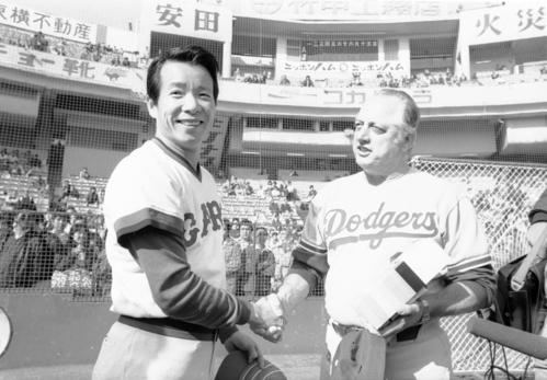 1979年11月、日米オールスター戦最終戦　握手を交わす広島監督の古葉竹識さん（左）とドジャース監督のトミー・ラソーダさん