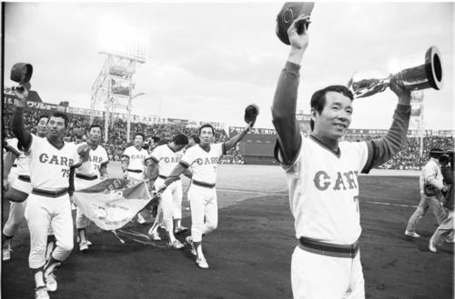 1980年11月、日本シリーズ第7戦　広島対近鉄　日本一を決めて場内一周する監督の古葉竹識さん（右）