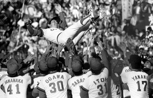 1984年10月、阪急との日本シリーズを制し日本一に輝いた広島ナインに胴上げされる監督の古葉竹識さん