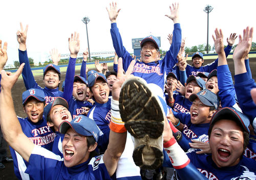 2011年5月、優勝を決め東京国際大ナインに胴上げされる監督の古葉竹識さん