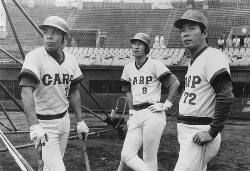 1980年10月、衣笠祥雄さん（左）、山本浩二（中央）と並んで打撃練習を見守る監督の古葉竹識さん