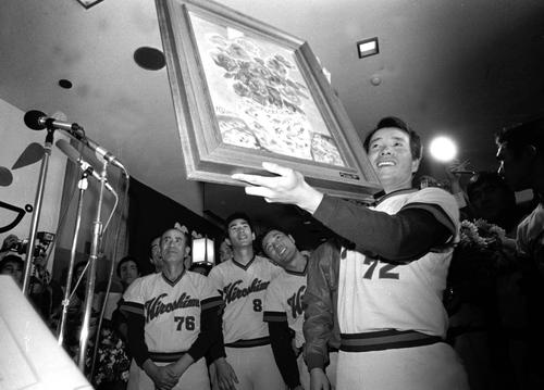 1975年10月、セ・リーグを制覇し、祝勝会で絵画をかかげる広島監督の古葉竹識さん