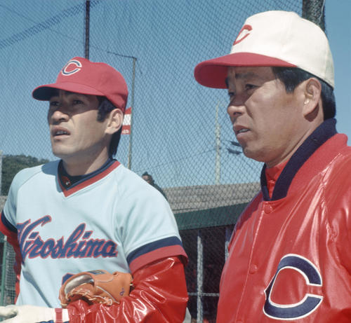 1977年、広島日南キャンプ　山本浩二（左）と監督の古葉竹識さん