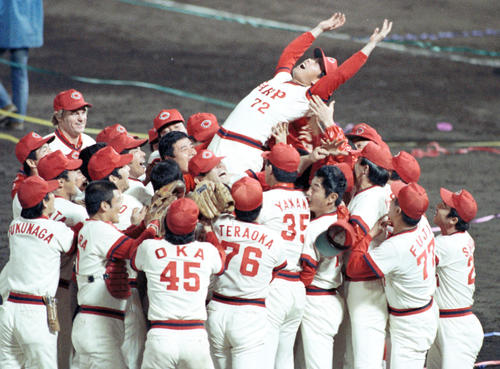 1979年10月、セ・リーグ優勝を決め広島ナインに胴上げされる古葉竹識さん