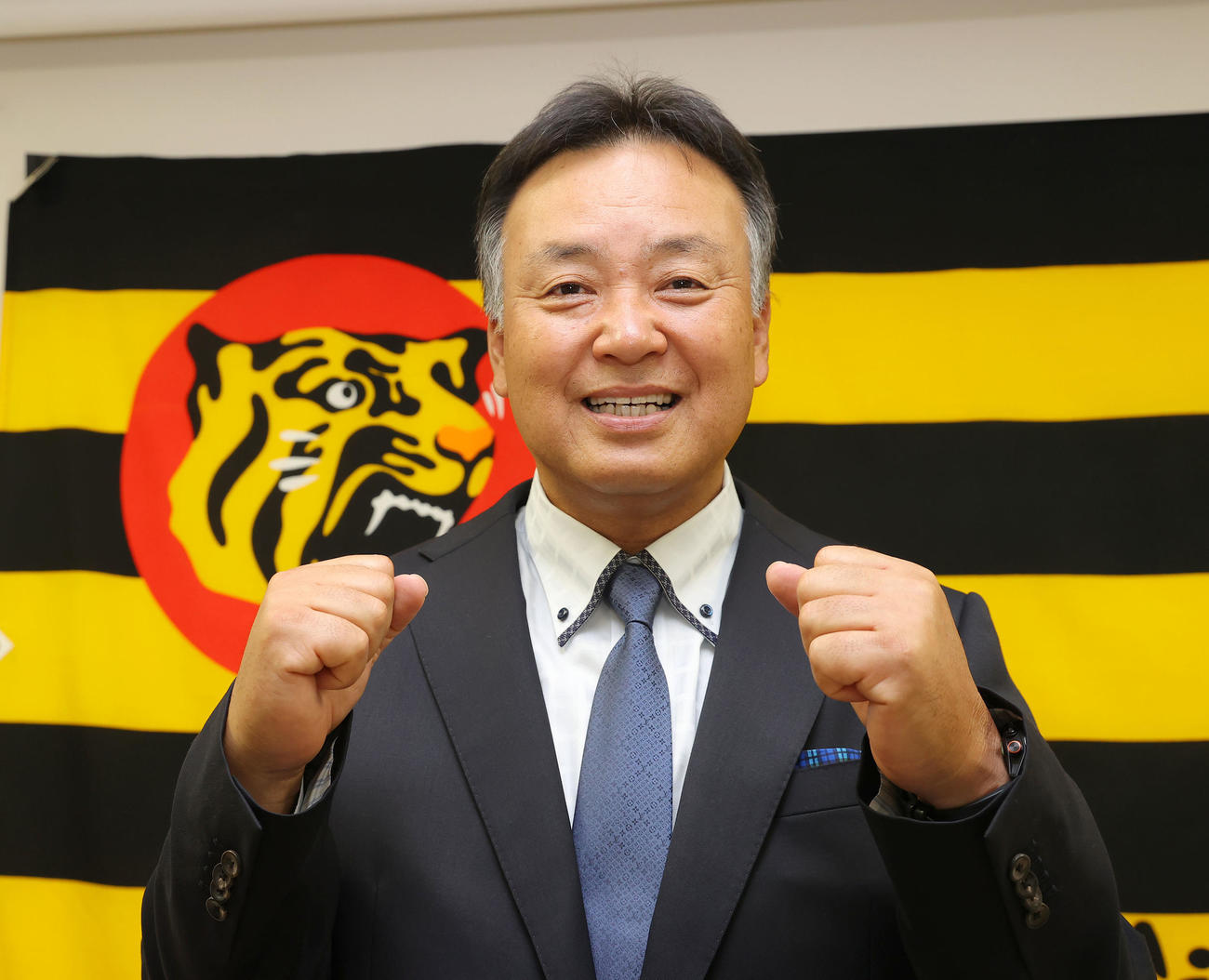 就任会見を終え、笑顔でガッツポーズする阪神藤井1・2軍巡回打撃コーチ（撮影・前田充）