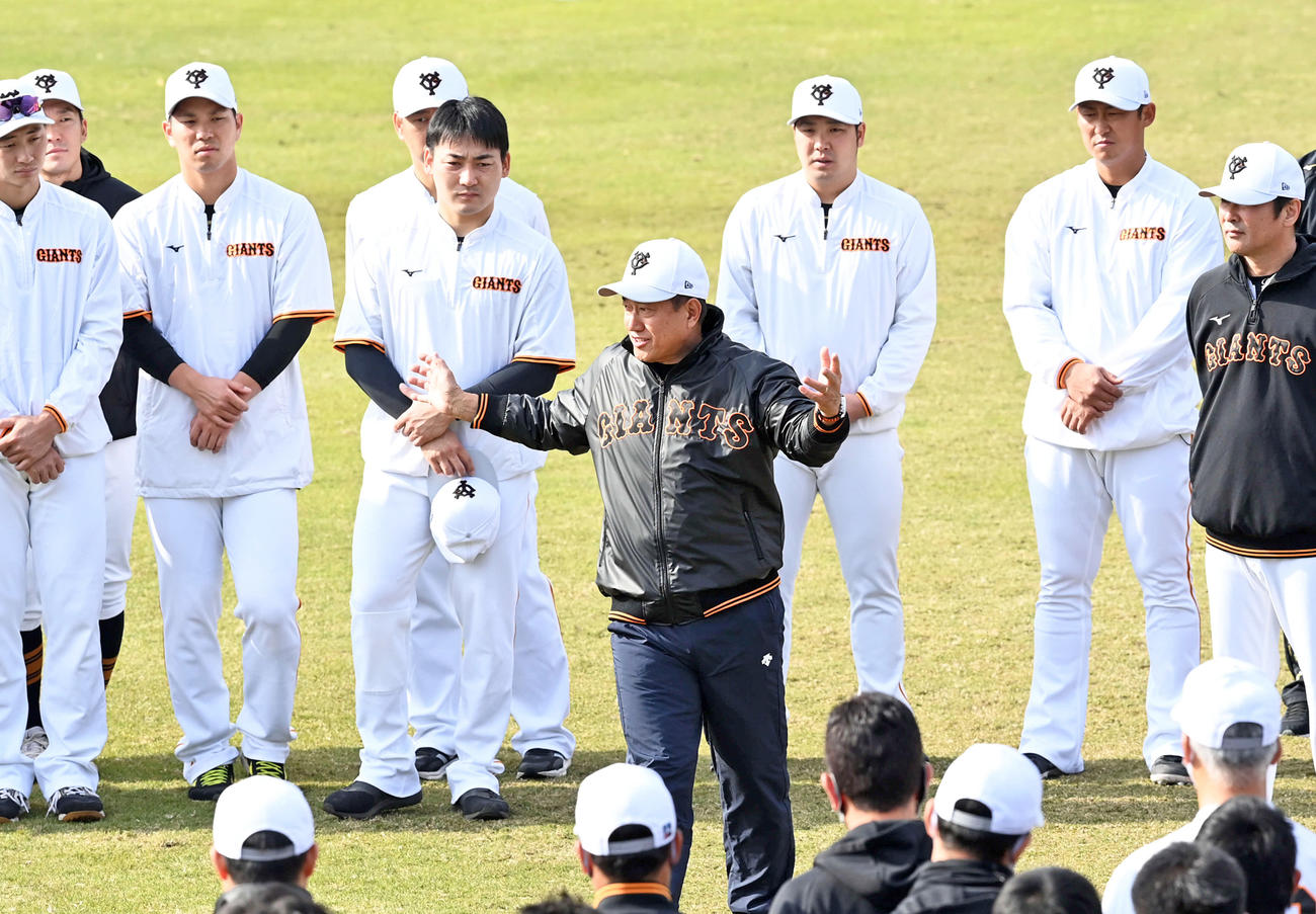選手を集め話をする巨人原監督（撮影・たえ見朱実）