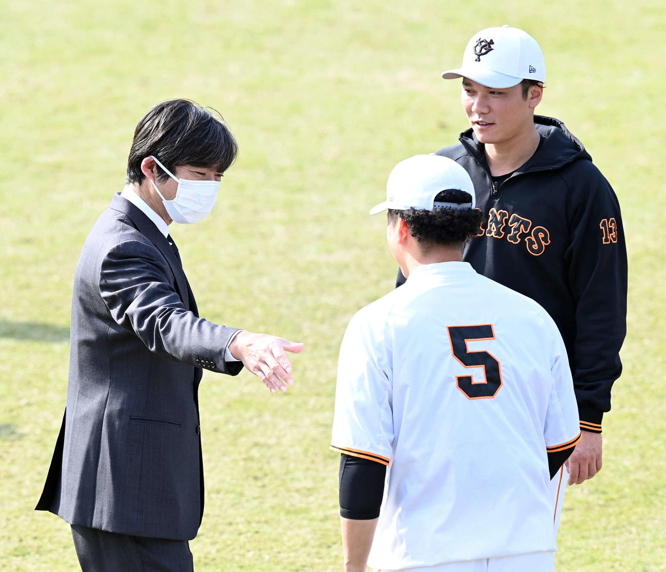 巨人2軍打撃コーチに就任した小笠原氏は中島と握手を交わす。右は坂本（撮影・たえ見朱実）