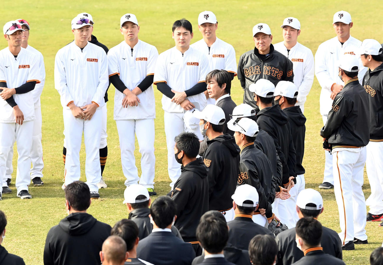 巨人2軍打撃コーチに就任し、選手の前であいさつする小笠原氏（撮影・たえ見朱実）