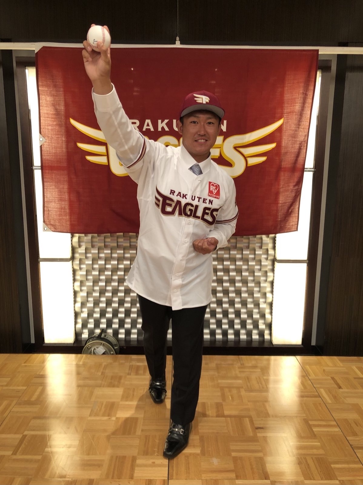 契約合意した楽天ドラフト7位のJFE西日本・吉川はユニホーム姿で健闘を誓った（楽天野球団提供）