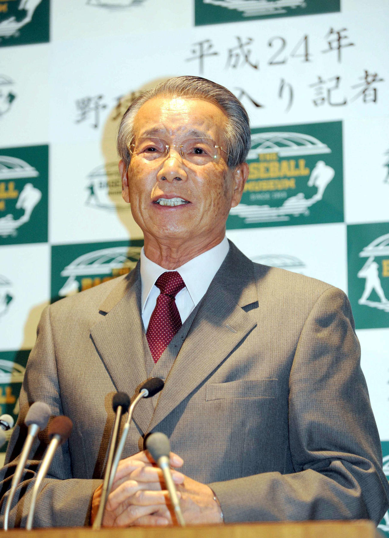 2012年1月13日　殿堂入り発表会見ゲストスピーチで祝辞を語る古葉竹識氏