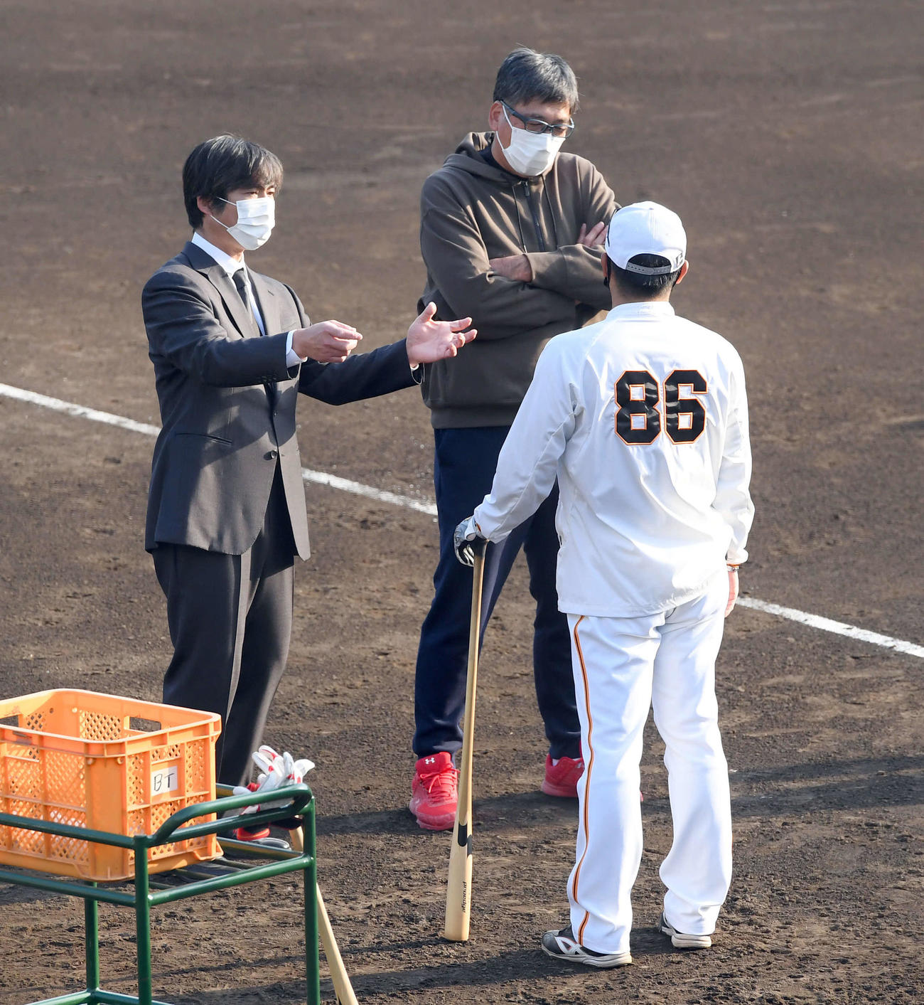 駒田巨人3軍監督と話をする小笠原2軍打撃コーチ（撮影・たえ見朱実）