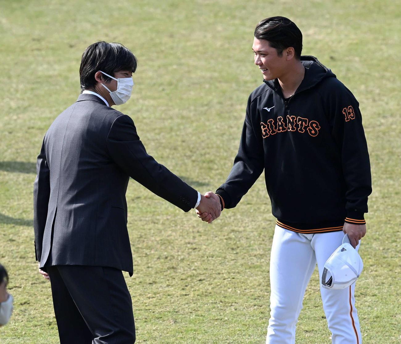 2軍打撃コーチに就任した小笠原氏（左）と握手を交わす巨人坂本（撮影・たえ見朱実）