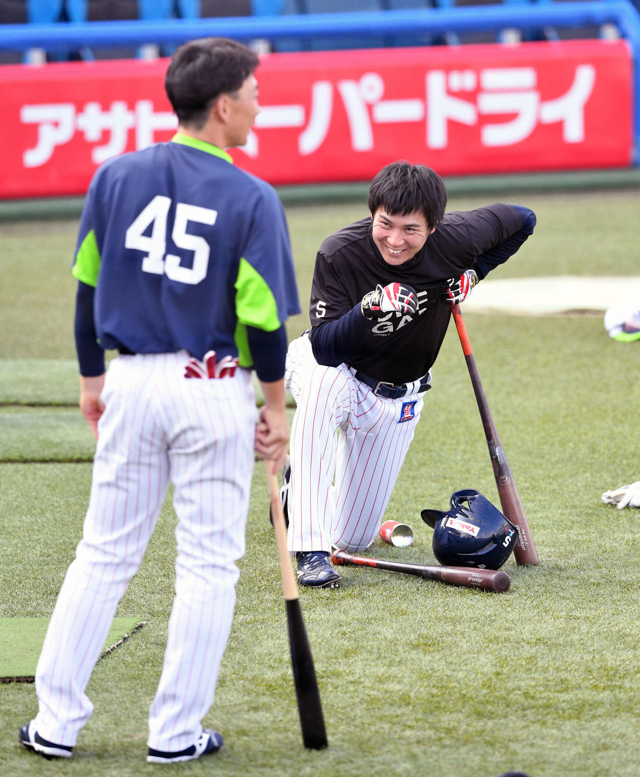 笑顔でヤクルト嶋（手前）と話す川端（撮影・滝沢徹郎）