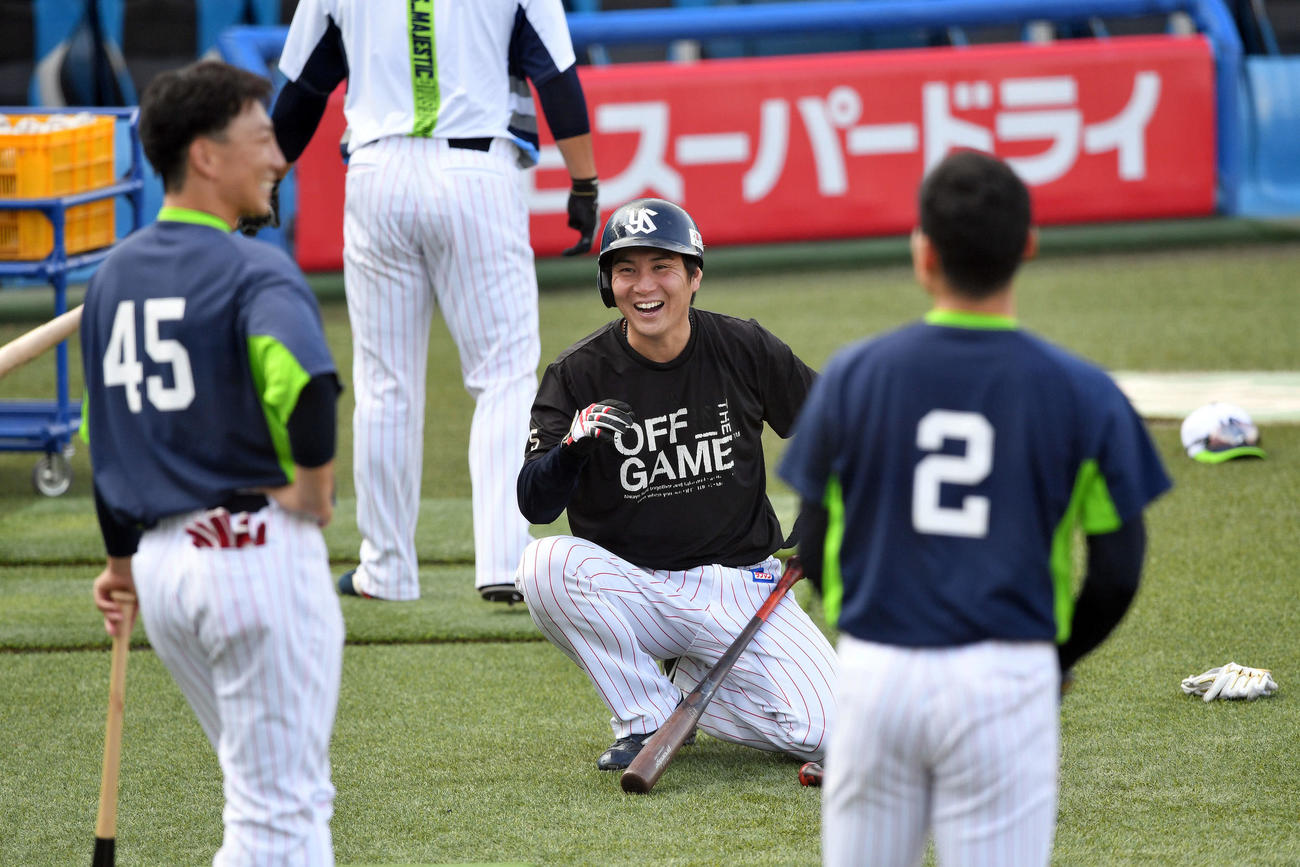 笑顔でヤクルト嶋（左）、中村（右）と話す川端（撮影・滝沢徹郎）