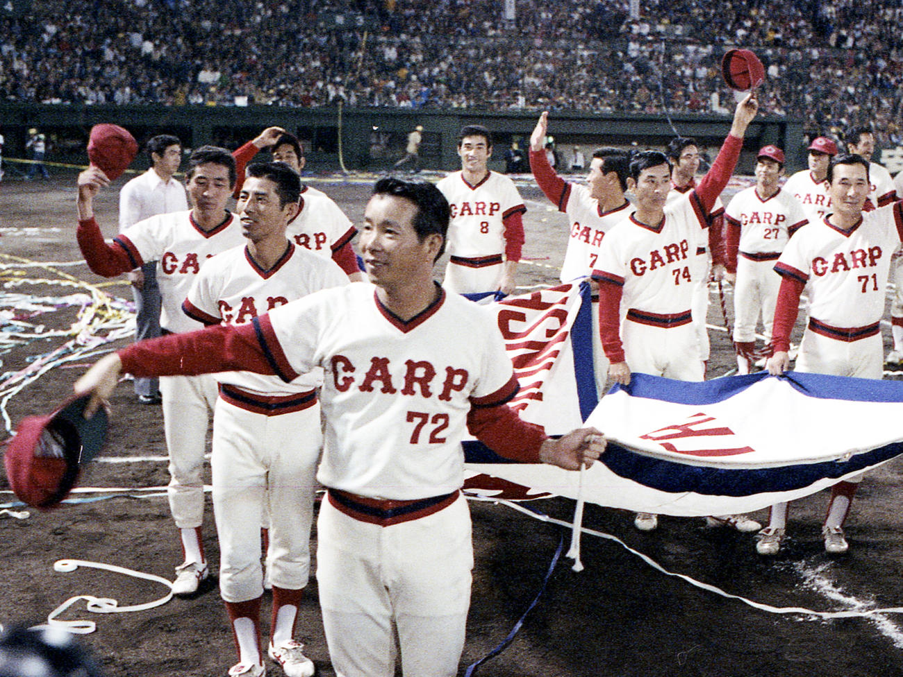 79年、リーグ優勝を果たし、ペナントを手に場内一周する古葉竹識監督（中央）ら広島ナイン