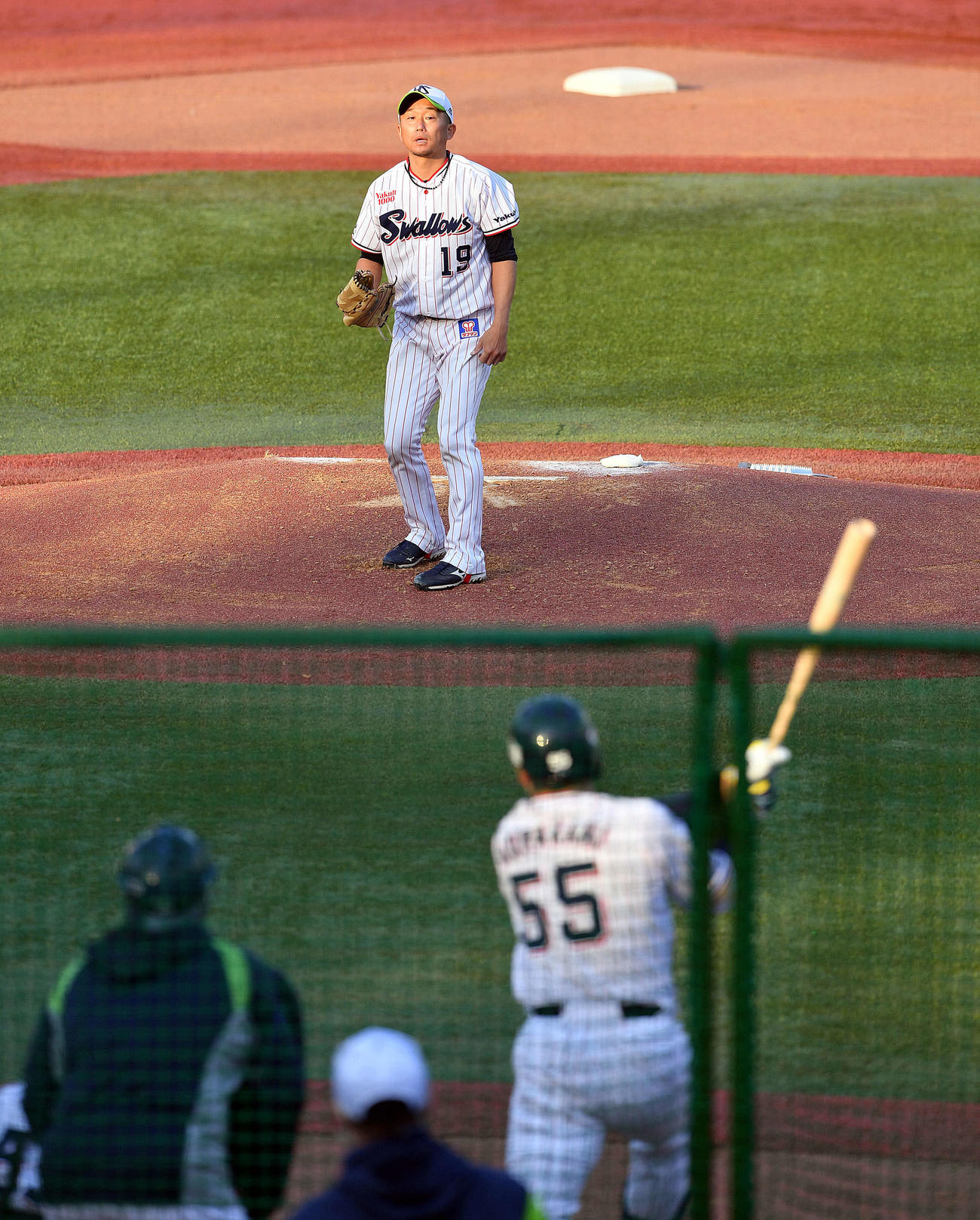 シート打撃でヤクルト村上に本塁打を浴びる石川（撮影・滝沢徹郎）