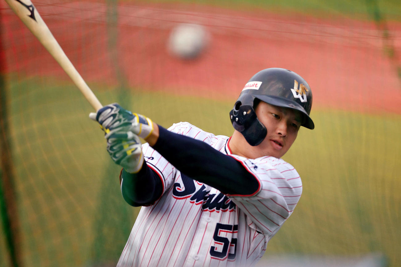 シート打撃に臨む村上（撮影・滝沢徹郎）