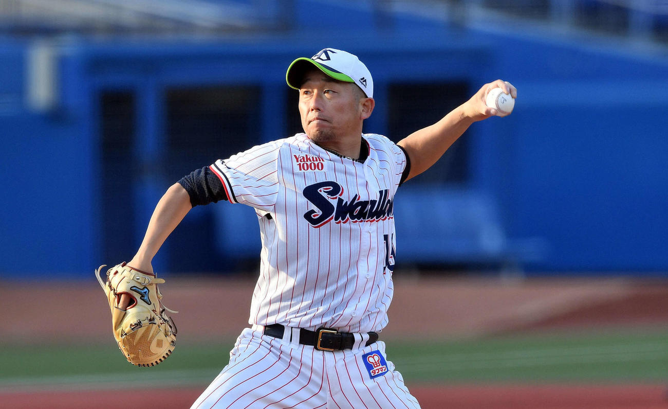 シート打撃で投球するヤクルト石川（撮影・滝沢徹郎）