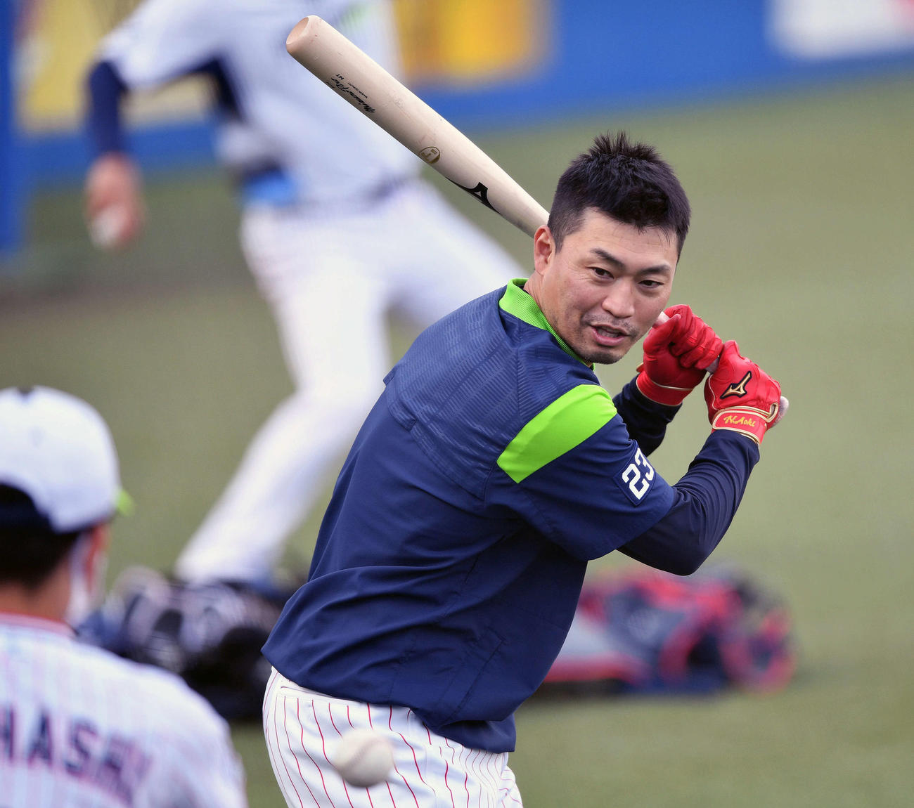 リラックスした表情でトス打撃するヤクルト青木（撮影・滝沢徹郎）