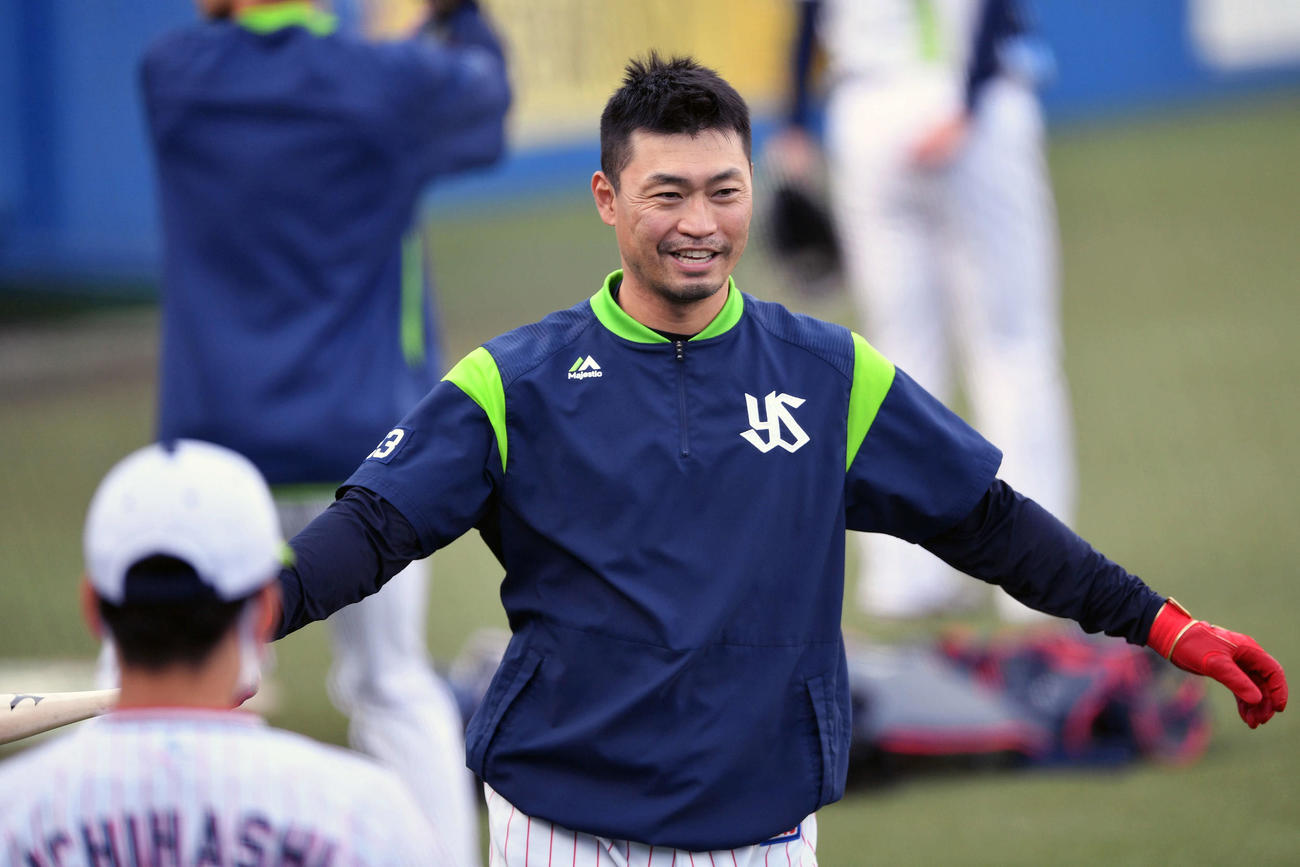 トス打撃中に笑顔を見せるヤクルト青木（撮影・滝沢徹郎）