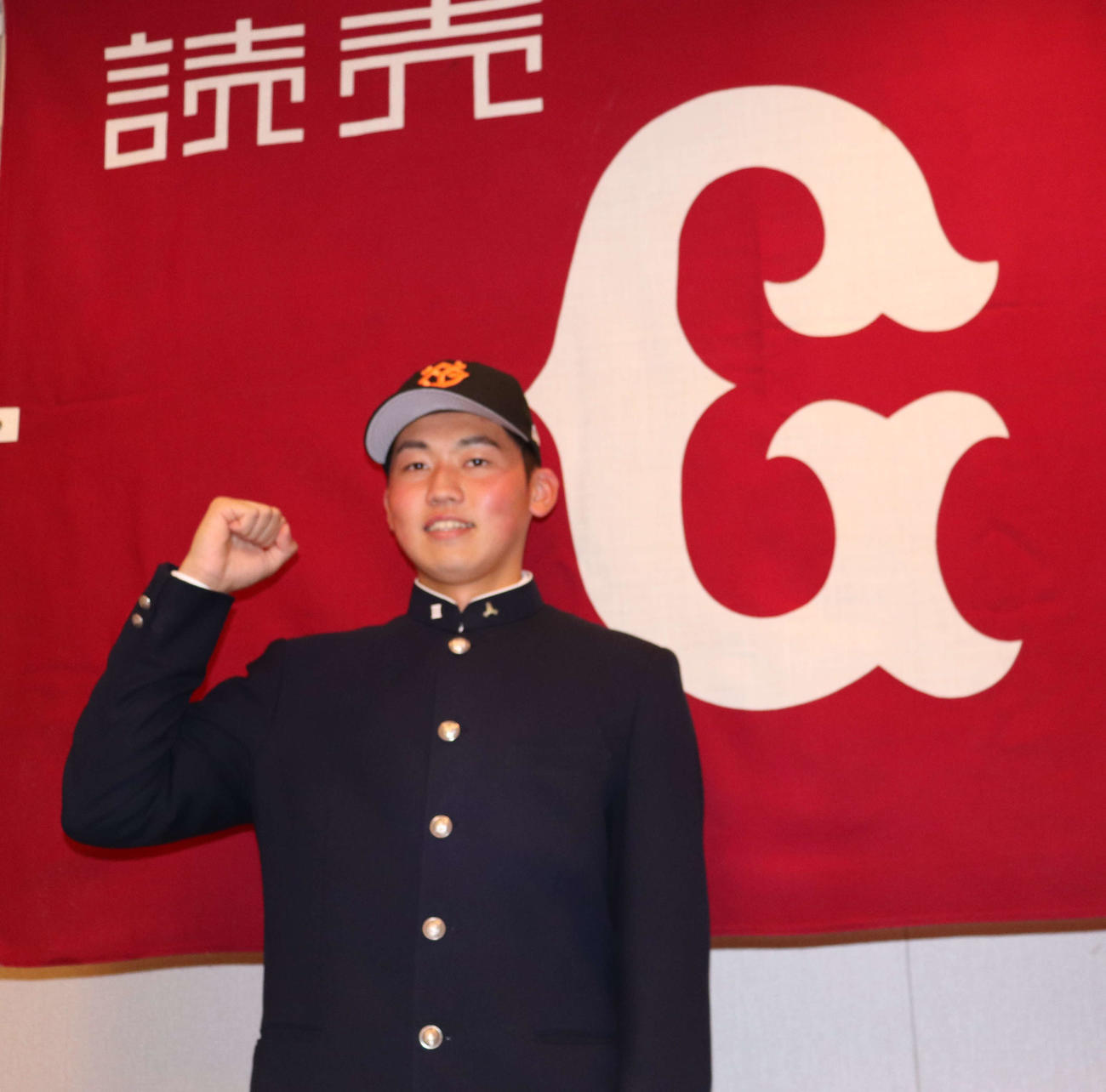 仮契約を結んだ巨人ドラフト7位の広島新庄・花田はガッツポーズを見せる（撮影・小早川宗一郎）