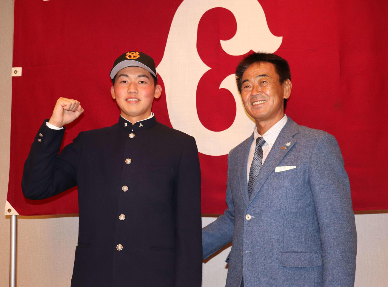 仮契約を結んだ巨人ドラフト7位の広島新庄・花田（左）と水野スカウト部長（撮影・小早川宗一郎）