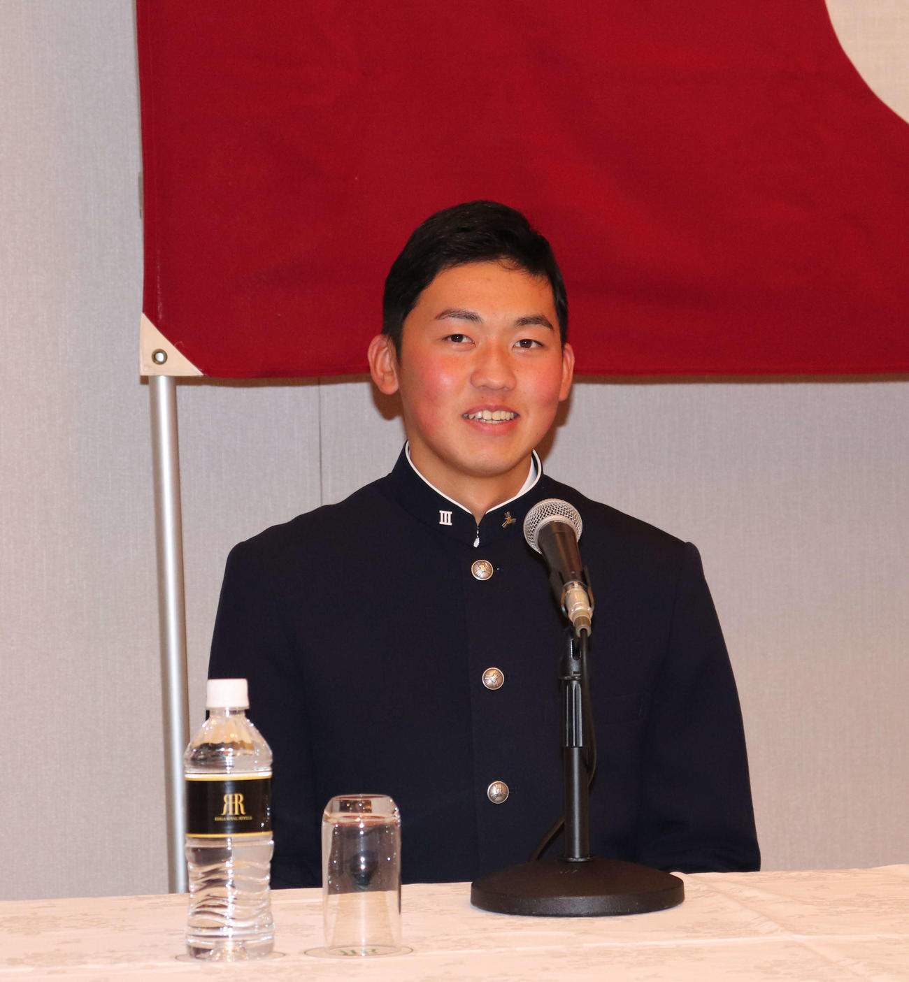 仮契約を結んだ巨人ドラフト7位の広島新庄・花田は笑顔で会見に出席（撮影・小早川宗一郎）