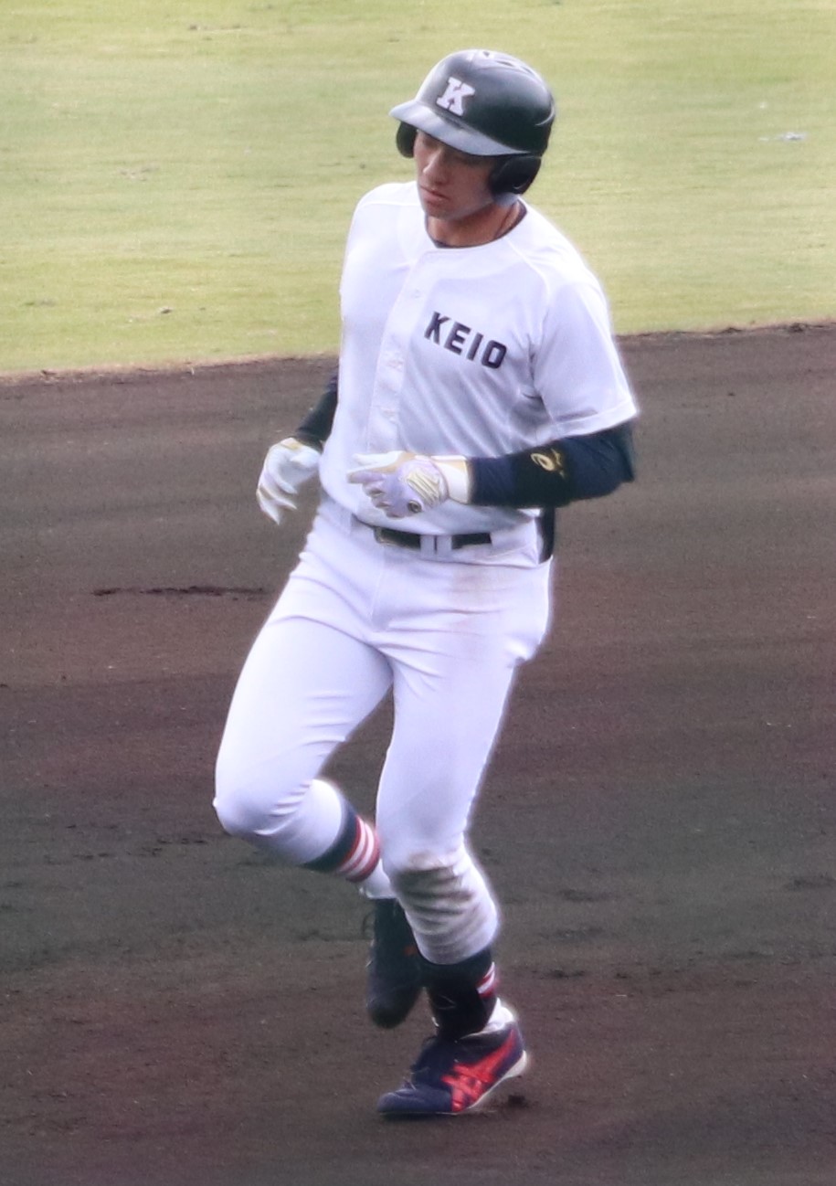 慶大対JR東日本　6回表慶大無死走者なし、左越えにソロを放ち内野を1周する萩尾（撮影・古川真弥）