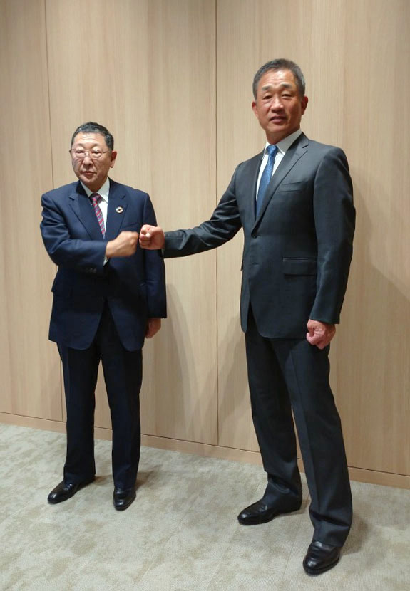 西武後藤高志オーナー（左）とポーズをとる辻監督（共同）