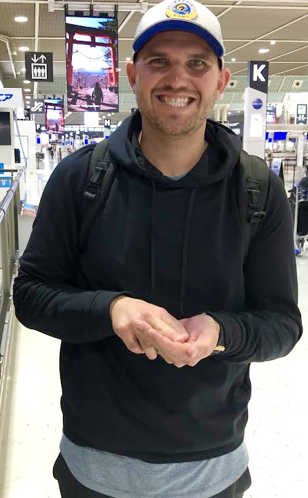 帰国前の空港でスシポーズを見せるロッテ・レアード