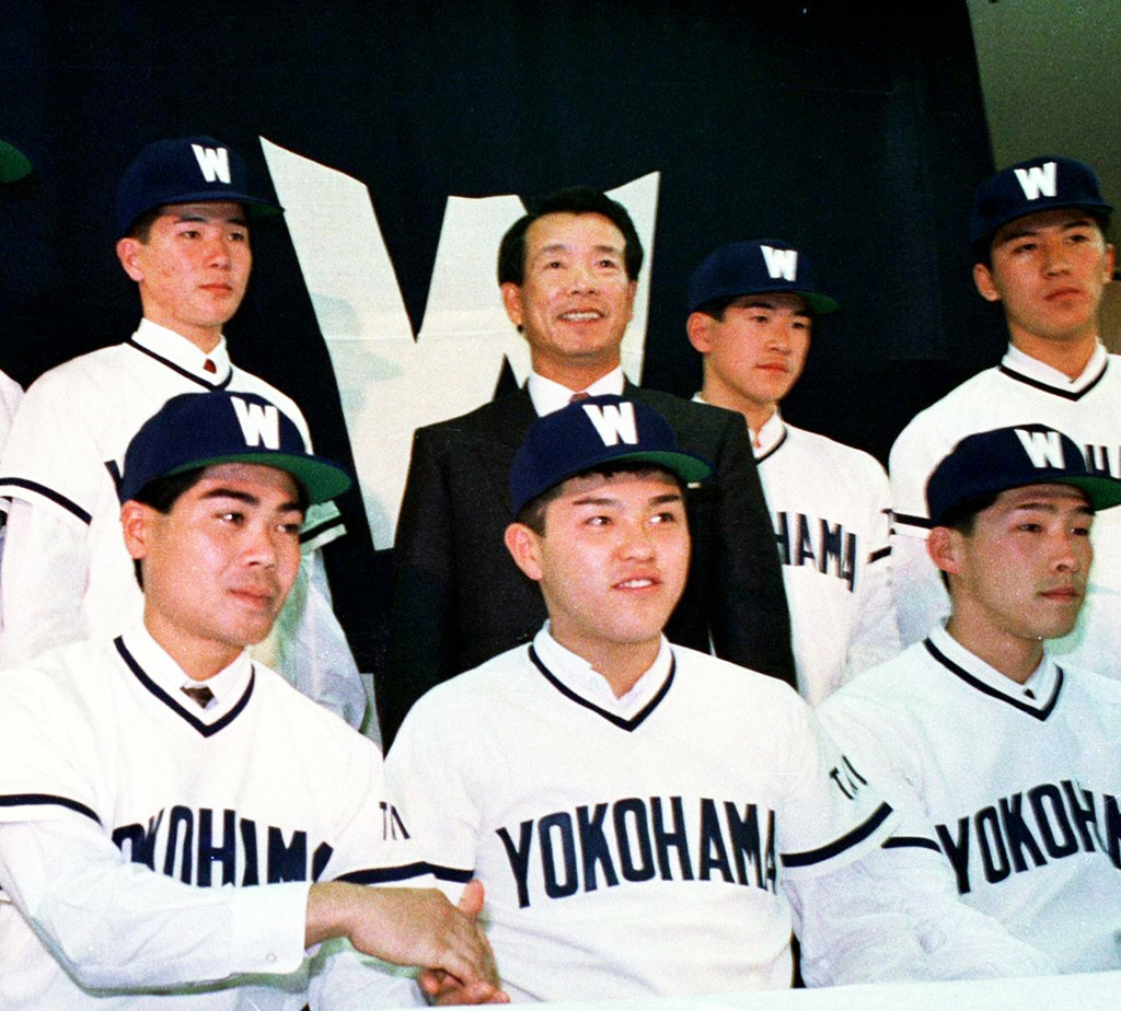 88年、大洋の新入団選手発表会見に臨むドラフト1位谷繁元信（前列中央）と古葉監督（後列左から2人目）