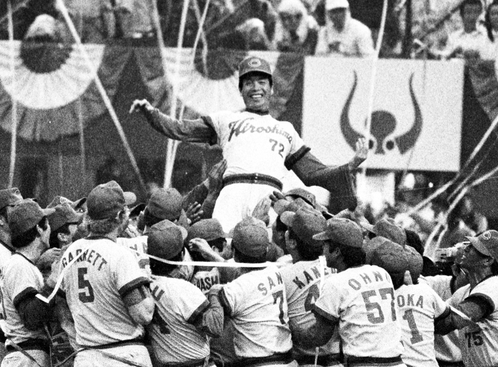 79年、広島初の日本一を達成し胴上げされる古葉竹識監督