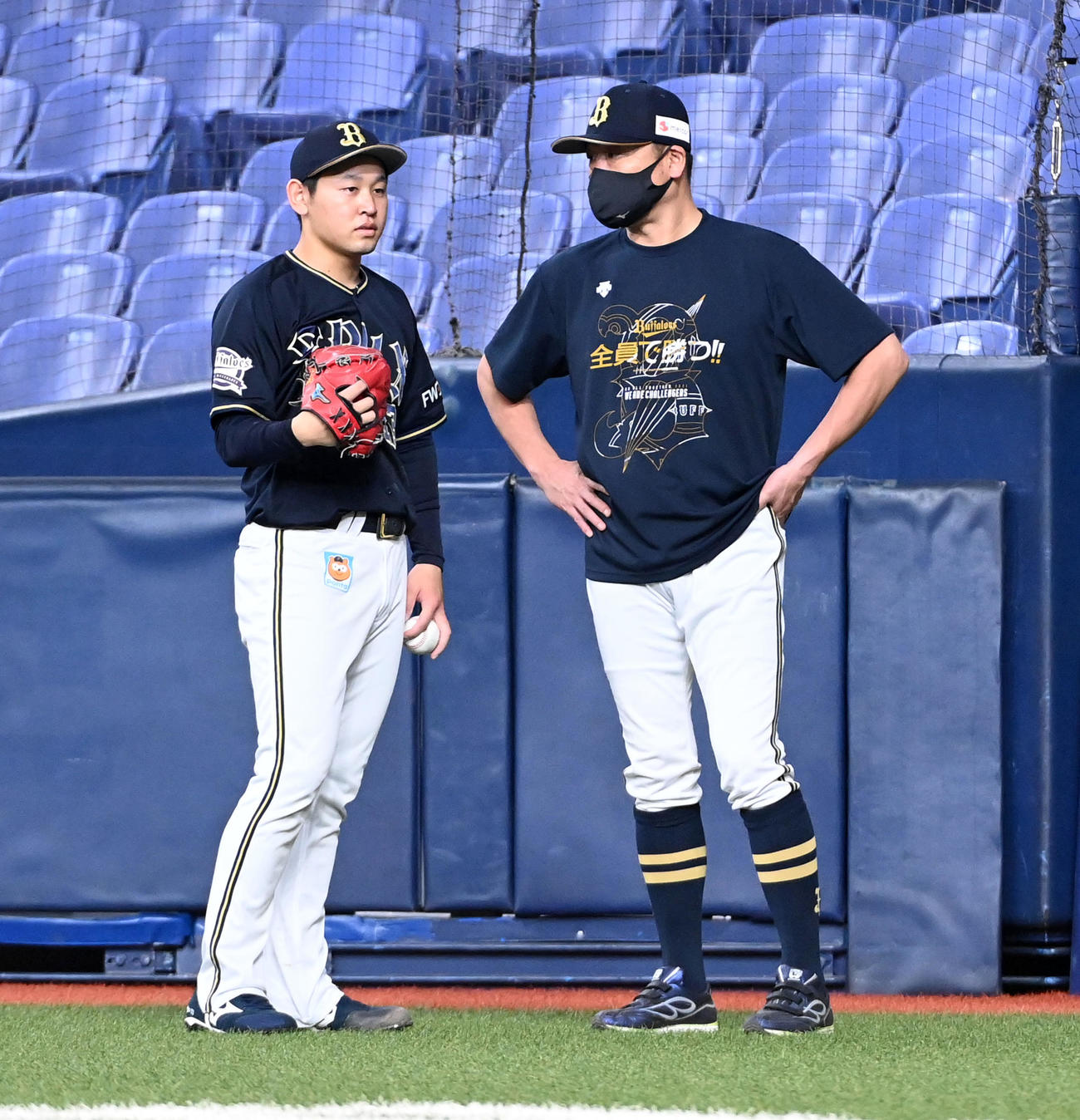 オリックス紅白戦　紅組先発の宮城（左）と話す中嶋監督（撮影・前岡正明）