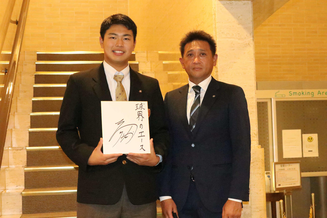 仮契約を終え笑顔を見せる大阪桐蔭・松浦（左）と林担当スカウト（撮影・小林憲治）