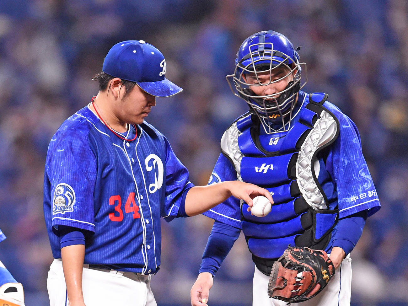 7月11日DeNA戦で8回に登板したものの3失点で降板する中日福（左）
